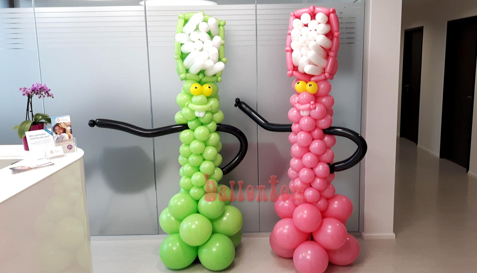 Ballonsäulen als Zahbürtsen für Zahnklinik in München