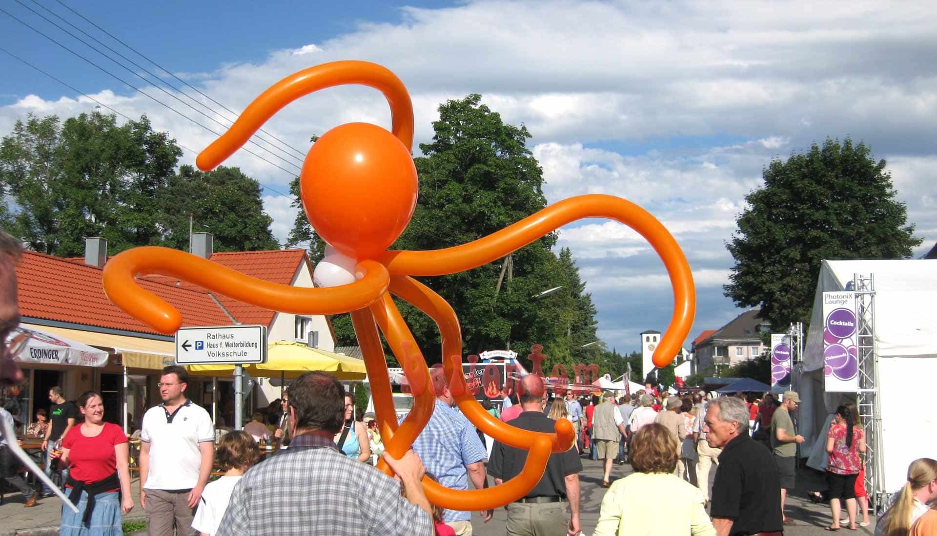 Big Balloon Sculpture in Neubiberg mit ballontom